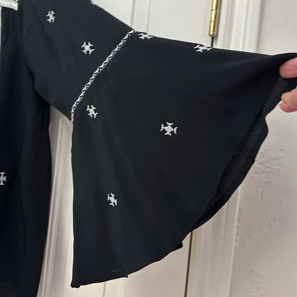 Neiman Marcus Embroidered black bell sleeve blouse L - Picture 2 of 9